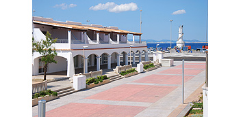 Nuevo edificio de aparcamientos y gasolinera para embarcaciones en el puerto de la Savina