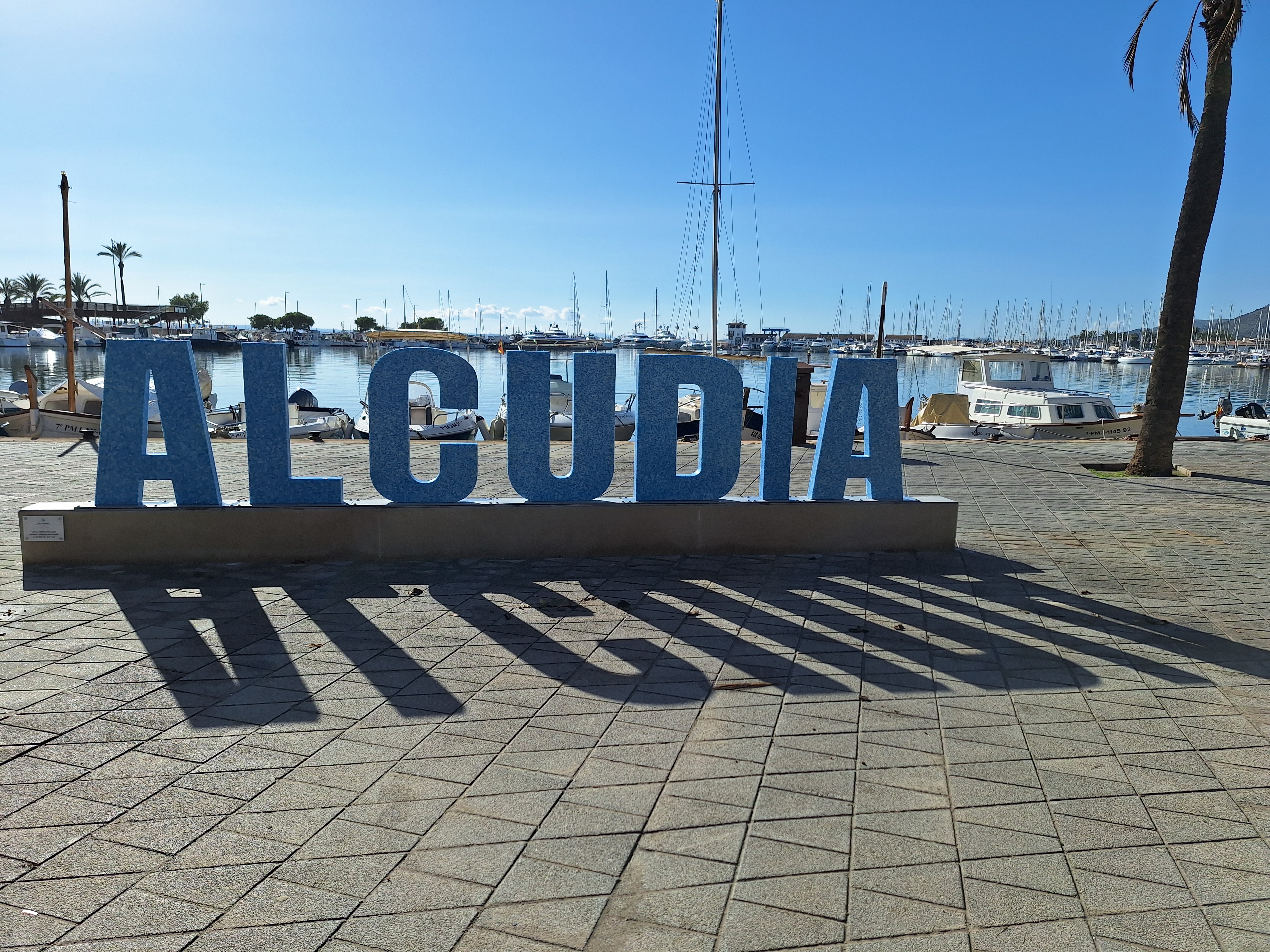 El passeig Marítim d'Alcúdia estrena noves lletres fetes de material reciclat