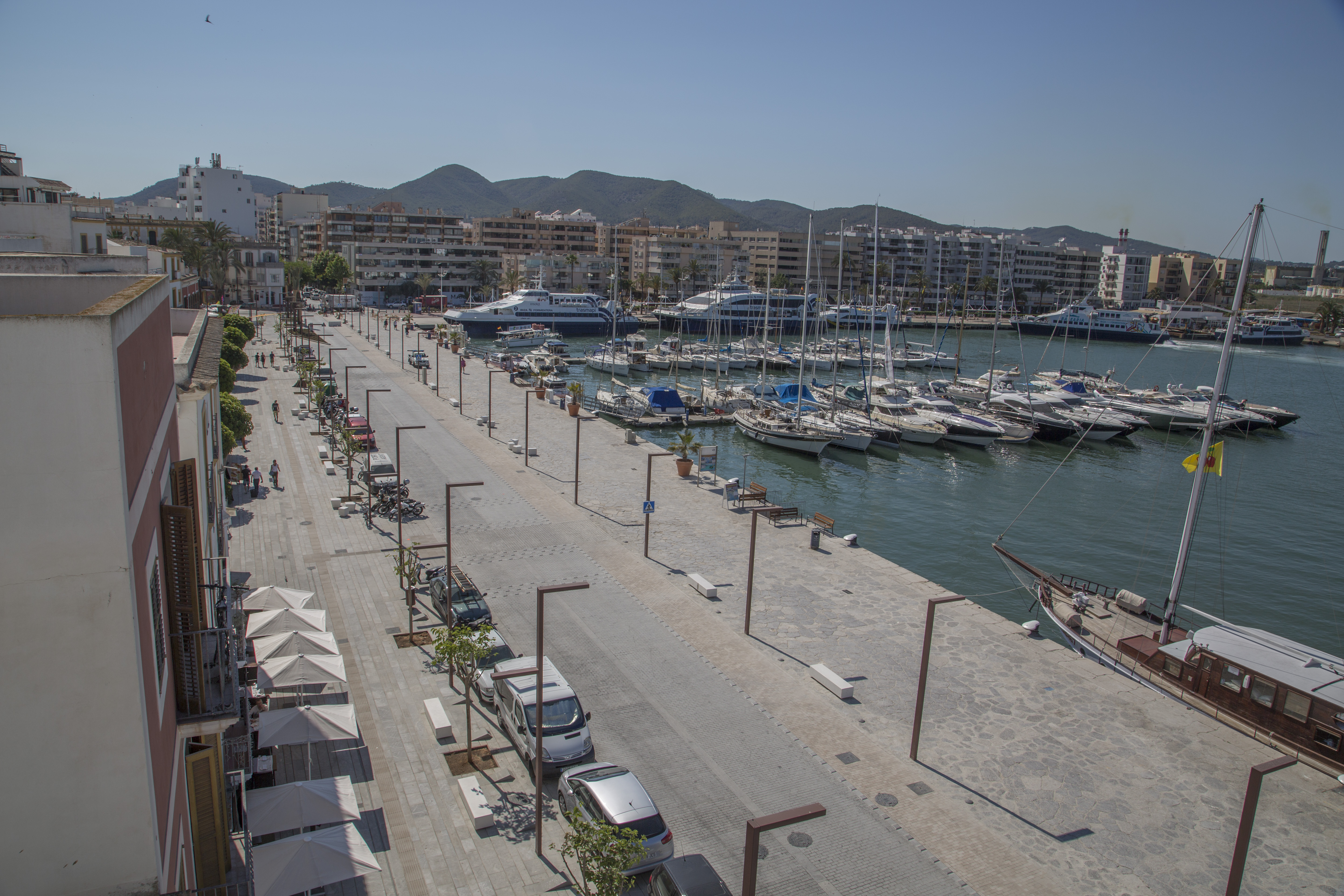 Die APB hebt die Schranke auf der Promenade der Marina im Hafen von Eivissa auf und erlaubt das Parken von Fahrzeugen bis März