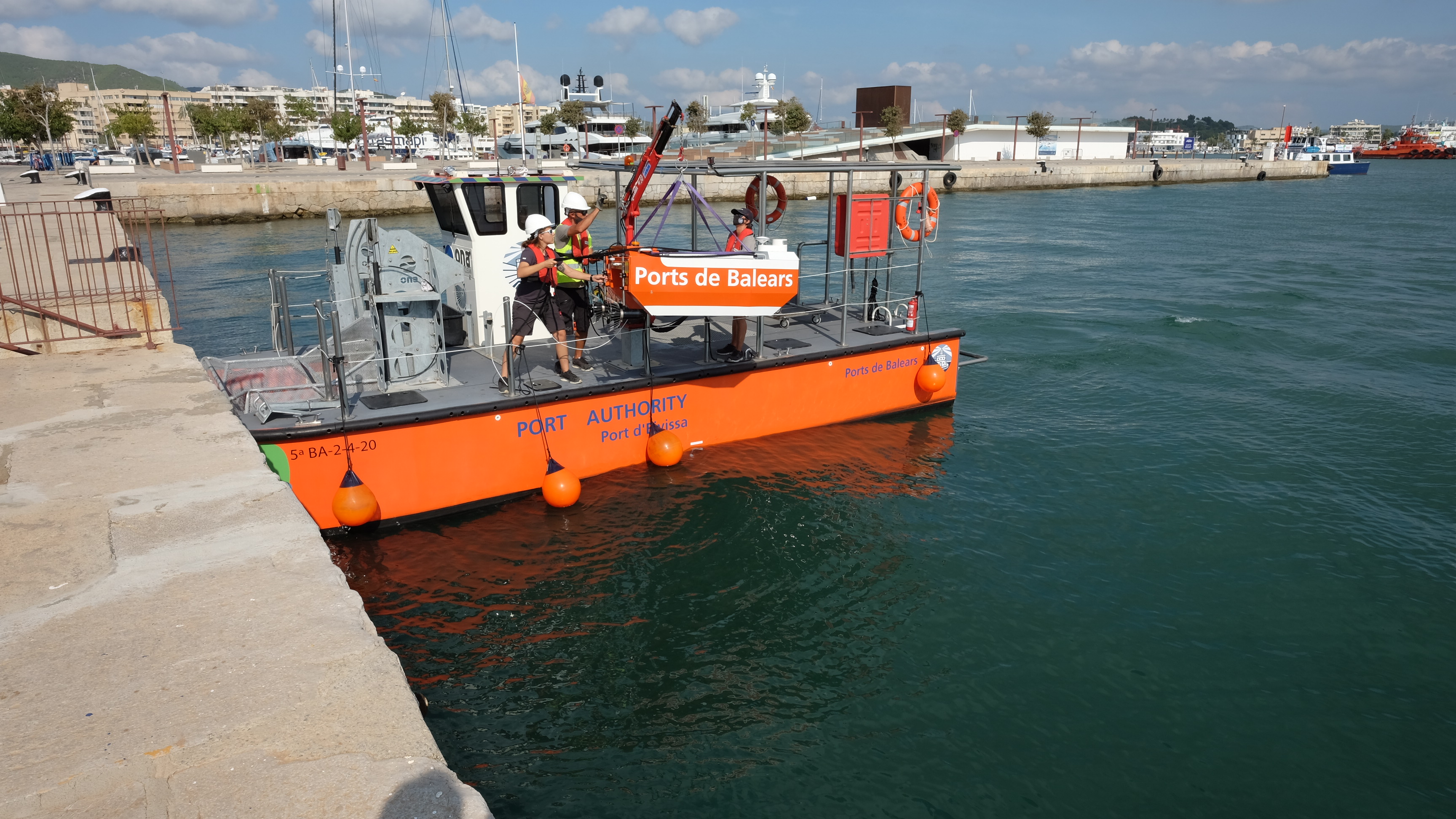 Embarcació de neteja de l'aigua al port d'Eivissa
