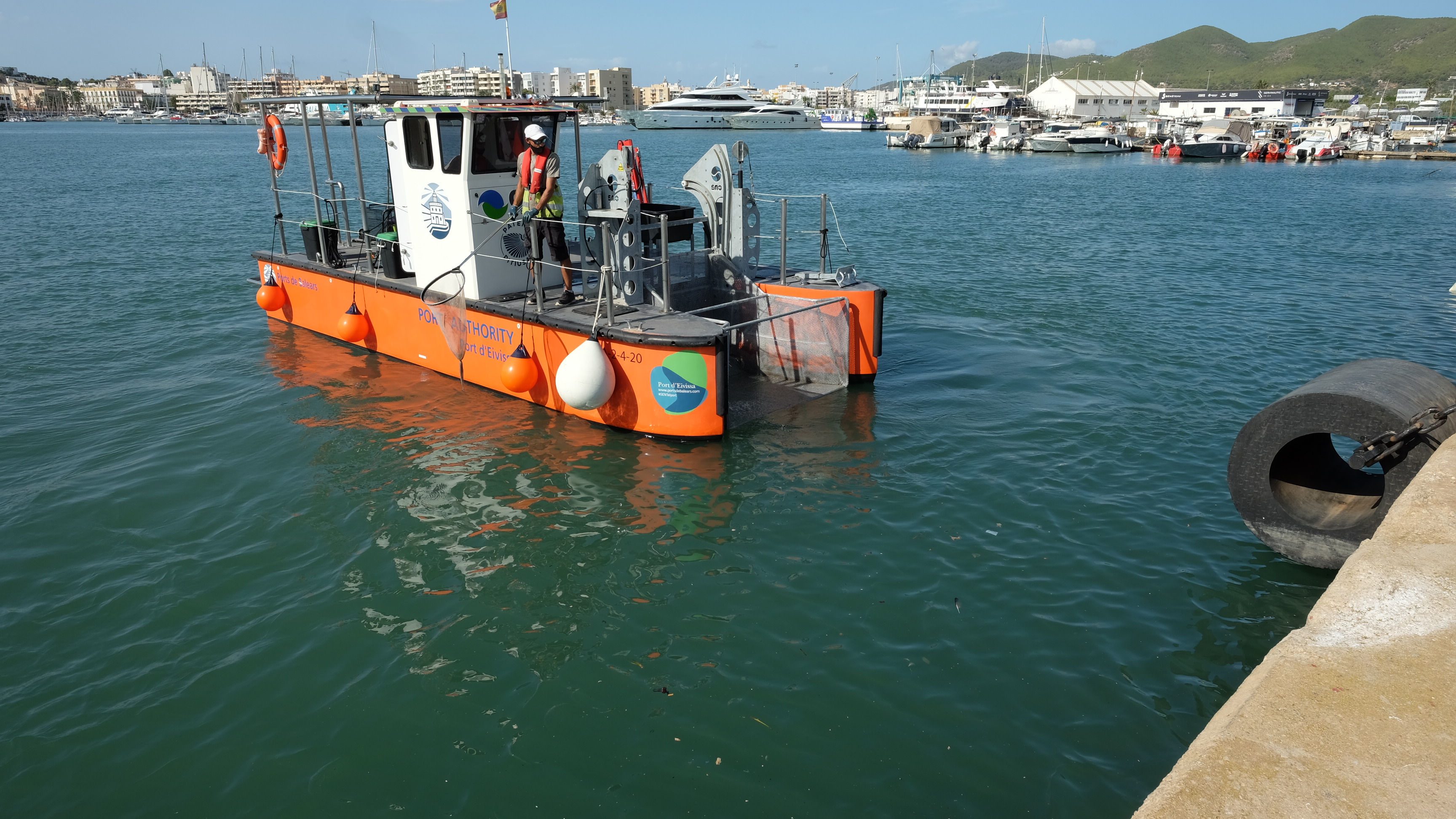 More than 8.5 tonnes of waste removed from Eivissa port waters over the last three years