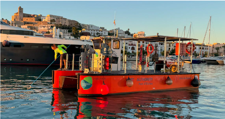 Más de 12 toneladas de residuos retiradas en los puertos de Eivissa y la Savina en cuatro años de limpieza de la lámina del agua