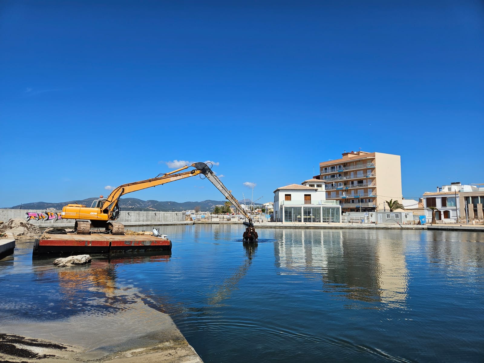 The APB begins seabed cleaning at the Molinar dock in the Port of Palma