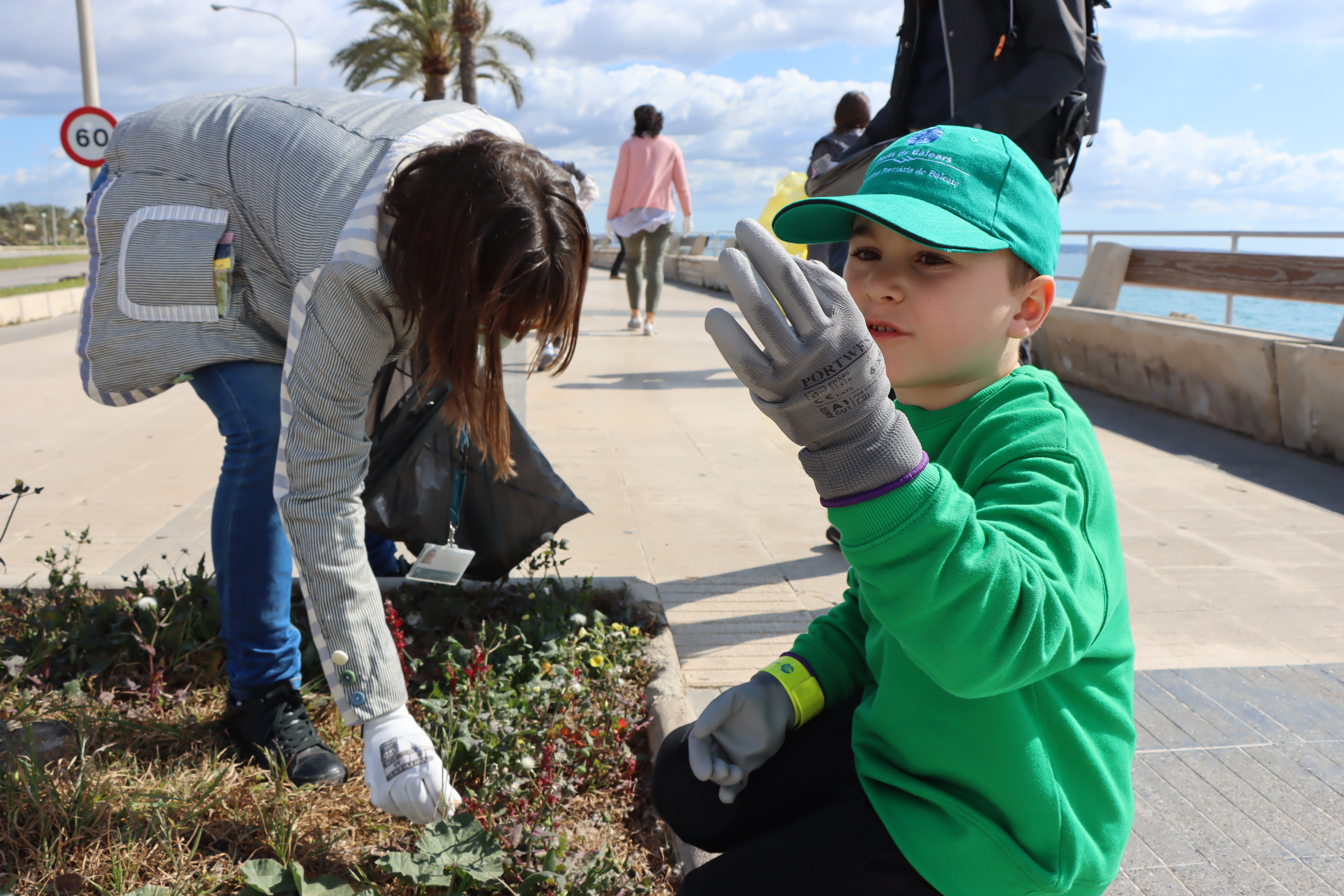 Personal de la APB y sus familias participan en la recogida de residuos plásticos en la playa de Can Pere Antoni de Palma