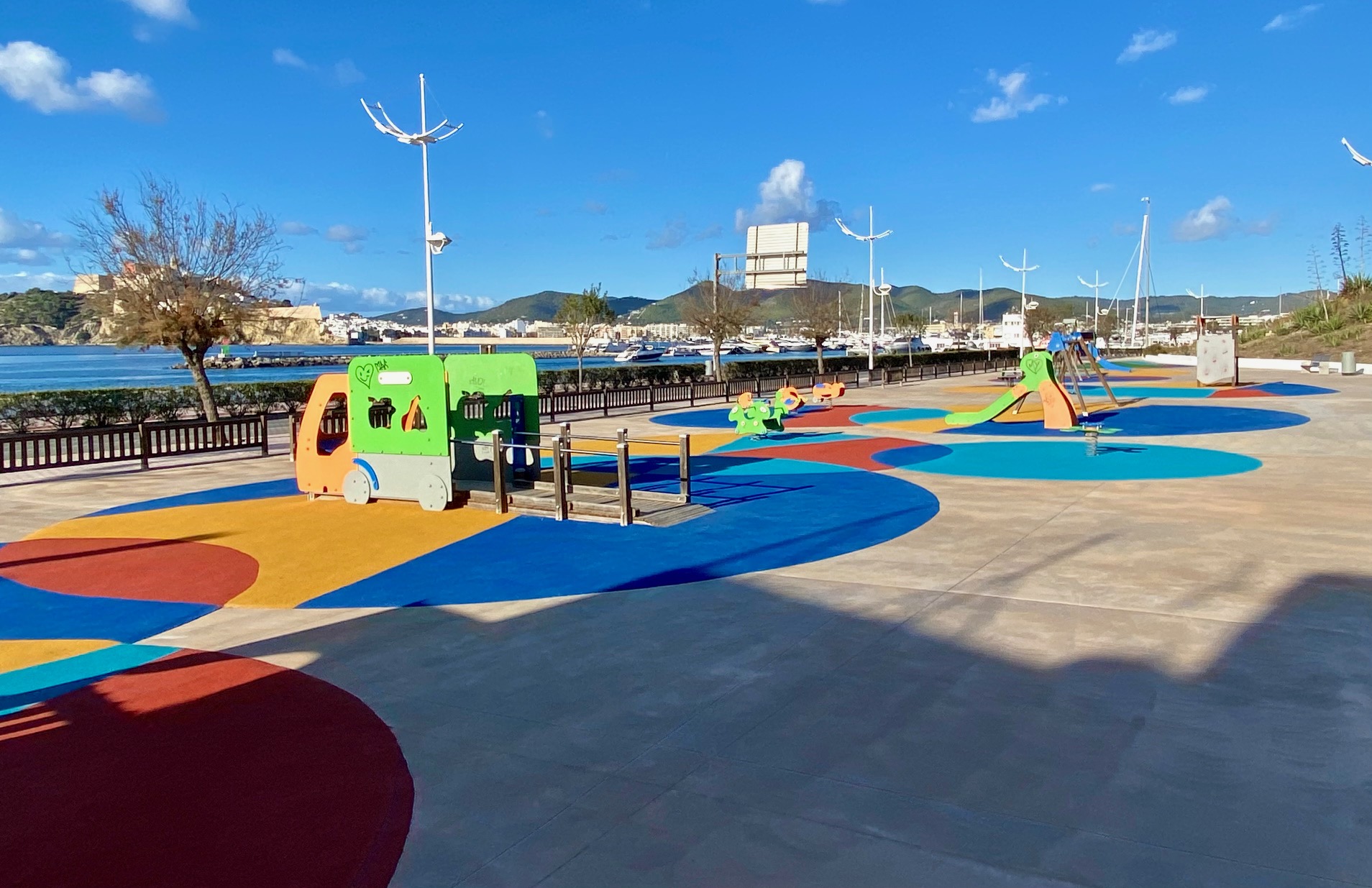 Die APB erneuert den Bodenbelag des Kinderspielplatzes in Botafoc im Hafen von Eivissa
