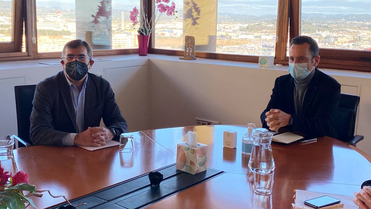 Der Stadtrat von Eivissa und die Hafenbehörde der Balearen besprechen die Investitionen in den Hafen von Eivissa, die sich im Jahr 2022 auf 8,8 Millionen Euro belaufen werden, und geben dem Sonderplan für den Hafen einen neuen Impuls