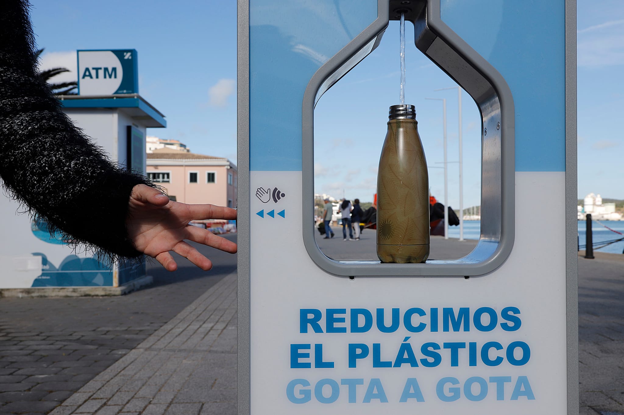 The Plastic-Free Menorca Alliance finances the installation of a filtered water fountain in the port of Maó to reduce the use of plastic bottles