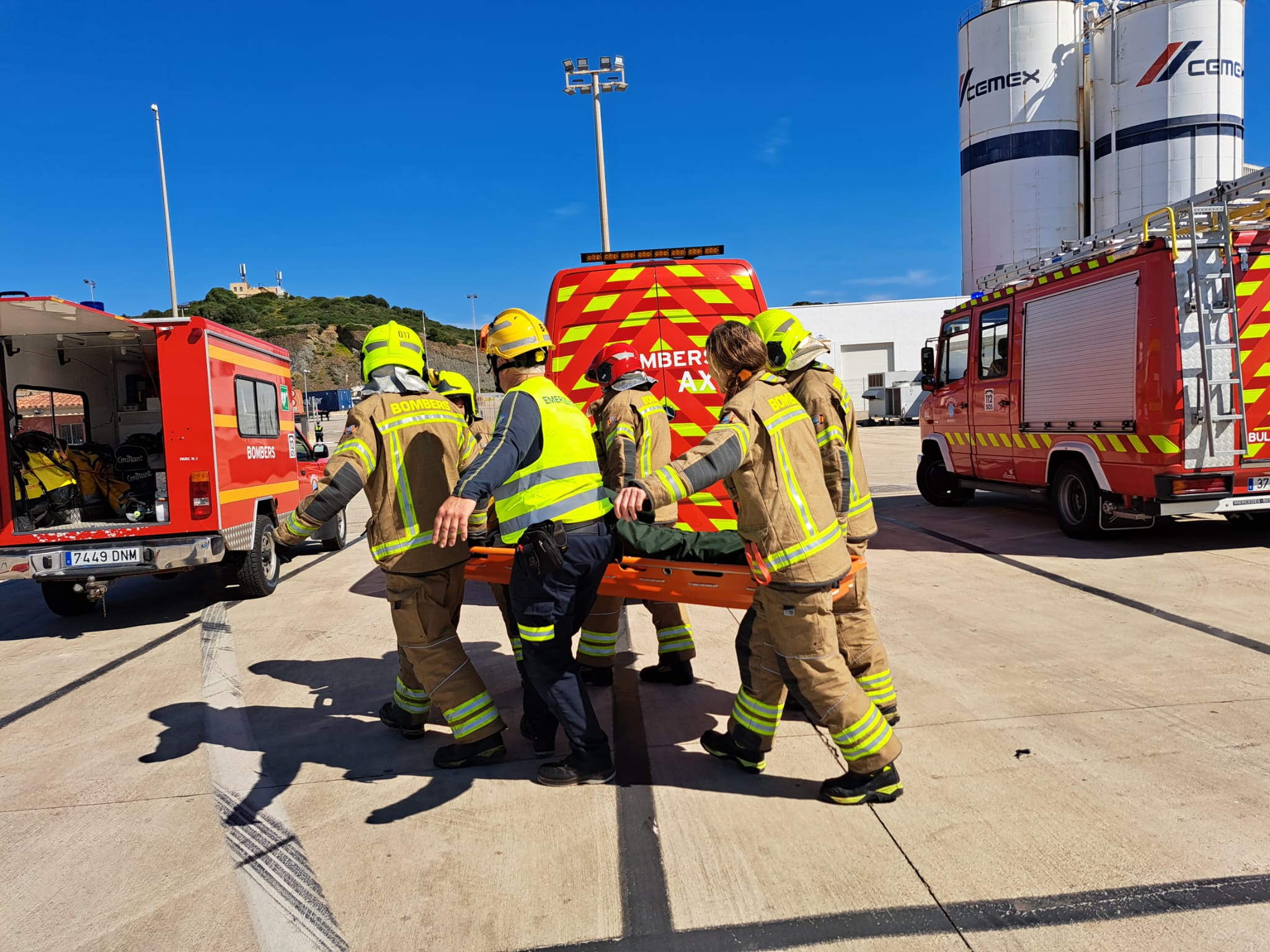 Die Feuerwehrleute des Inselrats von Menorca (Consell Insular de Menorca) und der Hafenbehörde der Balearen nehmen an einer Übung für einen Terroranschlag in einem im Hafen von Maó vor Anker liegenden Schiff teil