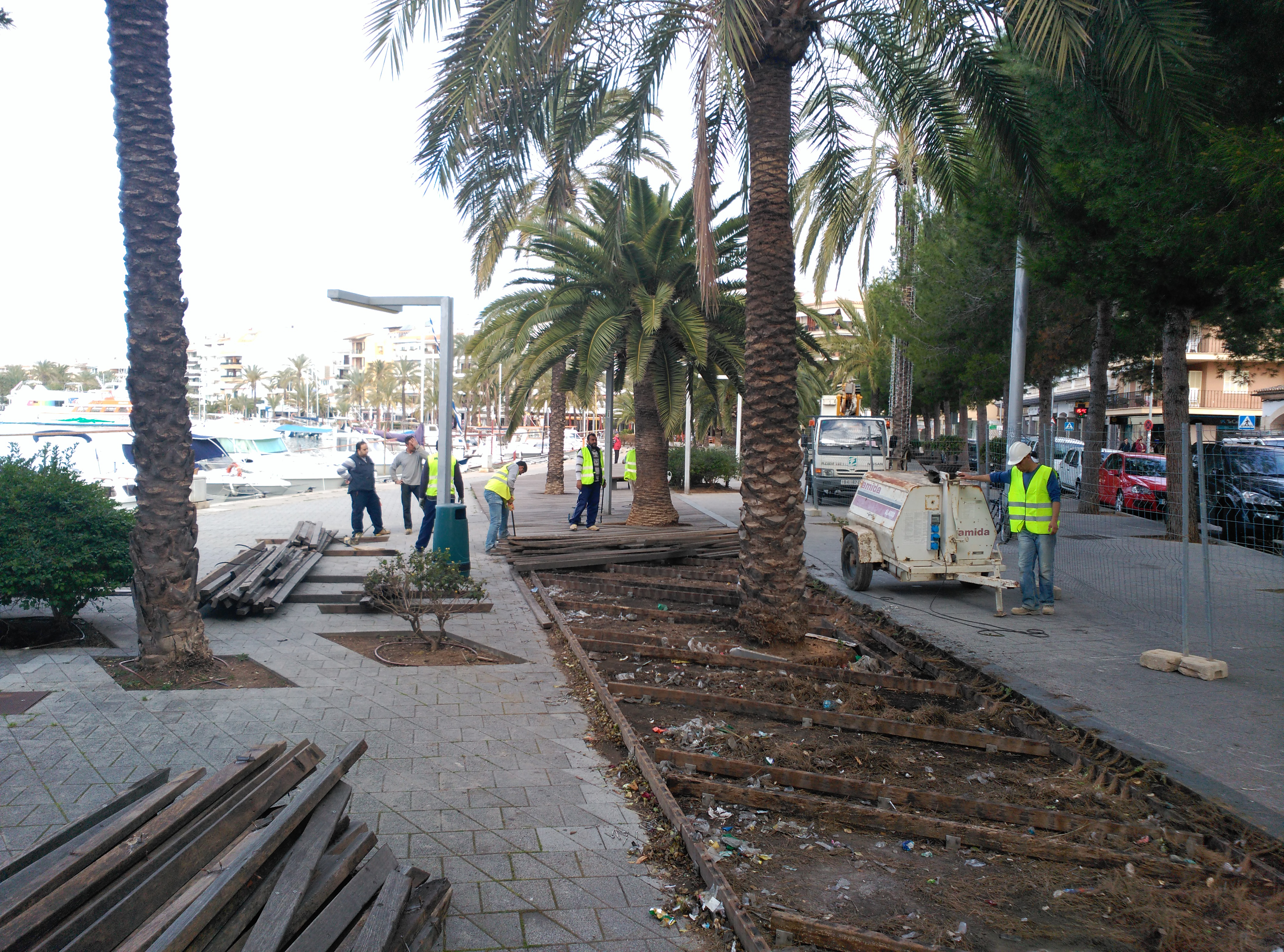 Die Sanierungsarbeiten an der Hafenprome-nade von Alcudia haben begonnen