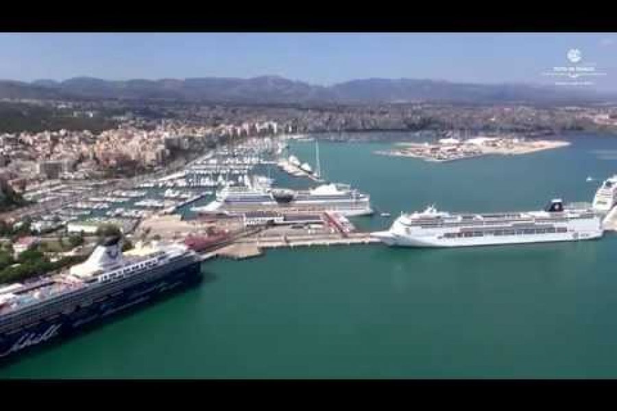 Vista aérea del Allure of the Seas en el puerto de Palma (2015)